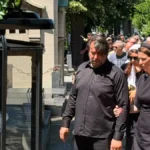 Završeno opelo Oliveri Katarini na Novom groblju, sin jedva stoji na nogama: Najtužnija scena rasplakala prisutne