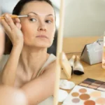 Žene posle 50. prave jednu veliku grešku sa senkama: Zbog nje oči izgledaju umorno i spušteno