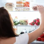 Žene više ne ribaju frižider: Ovo skupi sve mrvice i prljavštinu!