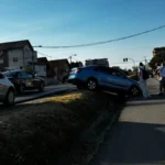 Auto sleteo sa puta i upao u kanal u Krnjači: Otežan saobraćaj (FOTO)