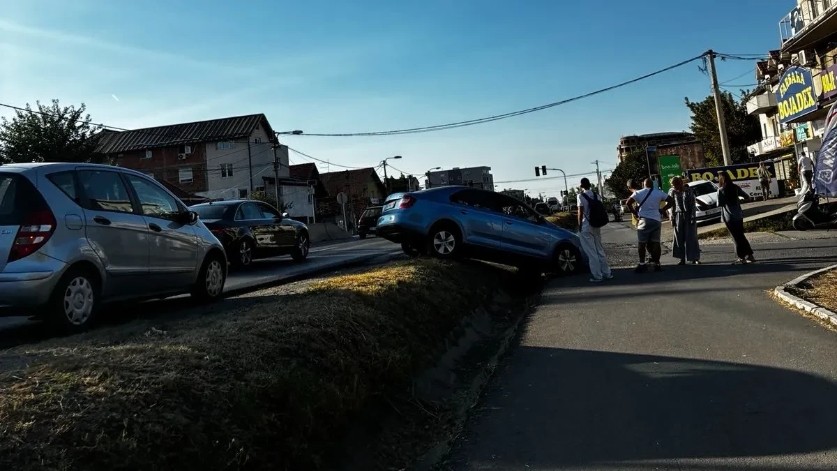 Auto sleteo sa puta i upao u kanal u Krnjači: Otežan saobraćaj (FOTO)