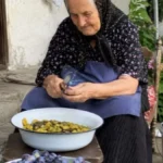 Bake su ovako gulile šljive, a mi smo trik zaboravili: Bez mučenja i noža, kožica praktično sama spada