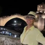 Brena bez trunke šminke, sa šlicem do kuka! Pevačica skroz neprepoznatljiva šeta ulicama Mostara, vratial se na mesto zločina
