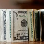 Čeka se potez koji nije viđen 15 godina - dolar nastavlja da tone