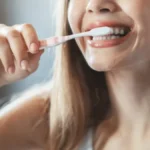 Dilema života je upravo razrešena: Kada treba prati zube pre ili posle doručka?