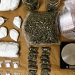 Dileri pali sa više od tri kilograma droge i „beretom“ spremnom za upotrebu! Štek-stan bio pun narkotika, uhapšen i maloletnik