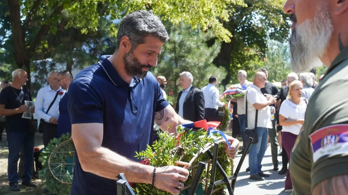 Gradonačelnik Šapić prisustvovao parastosu i položio venac u znak sećanja na žrtve