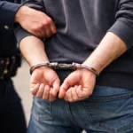 Haos u Zemunu: Mladić (22) opljačkao čoveka i iz čista mira napao policajca i povredio ga!