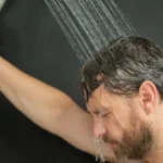 Hej ženo, ne ljubi ga tu, to nikada ne očisti! Koji deo tela muškarci zaborave da operu, prljavštine ima na izvoz
