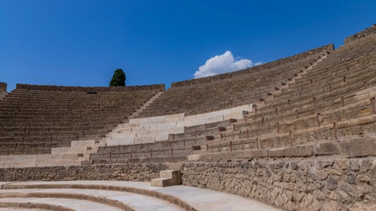 Kako mu je ovo palo na pamet? Italijan napravio lažni antički teatar, pa naplaćivao ulaznice turistima - evo kako je prevara otkrivena
