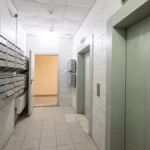 Kamera ispred vrata snima ceo hodnik - da li komšija sme da postavi video-nadzor i šta kaže zakon
