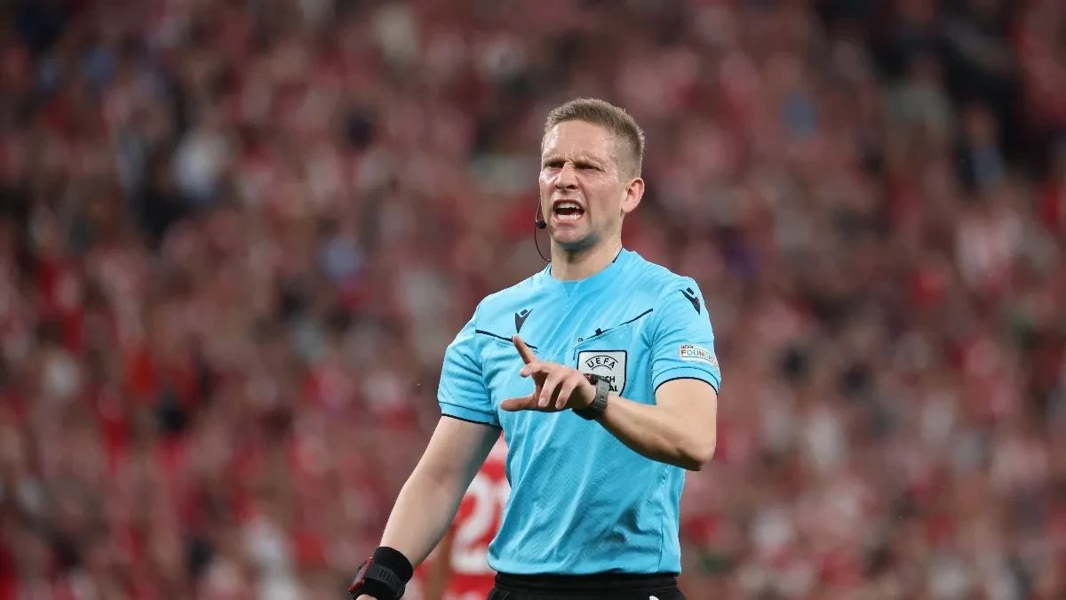 Kontroverzni arbitar dolazi na