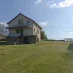 Kuća za 27.000 evra, a plac 10,5 ari! Puca pogled na Frušku goru, ima gradsku vodu i bunar