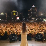 Milica Pavlović pred 20.000 ljudi pokorila Zlatibor! Više od dva sata pevala sa publikom, pozvala kolegu na binu, a zbog jednog detalja svi su gledali u nju
