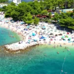 "More smrdi na kanalizaciju, tuš naplaćuju pola evra" Besni turisti raskrinkali pakao na hrvatskom primorju!