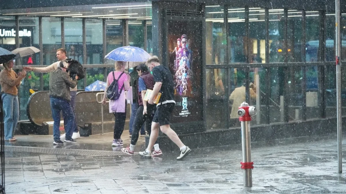 Mračni oblaci potopili Beograd! Iznenadno nevreme i olujni vetar, izdato upozorenje!