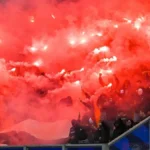 Navijači napravili bakljadu, pa vatrometom pogodili sopstvenog golmana (VIDEO)