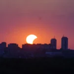 Nebo iznad Srbije priredilo spektakl! Mesec „zagrizao“ Sunce pred sam zalazak (FOTO)