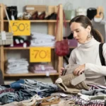 Nestajaće sa rafova čim stignu: Ove retro pantalone biće opsesija jeseni, žene će ih uzimati u više boja