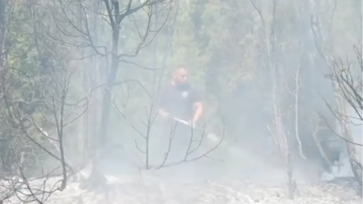Novi snimci iz Deliblatske peščare! Grade se odbrambene linije, helikopteri konstantno izručuju vodu! (VIDEO)