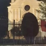 Novi udar na srpstvo i svetinje: Zastave Albanije i tzv. OVK okačene na ogradu crkvenog poseda u Lipljanu (FOTO)