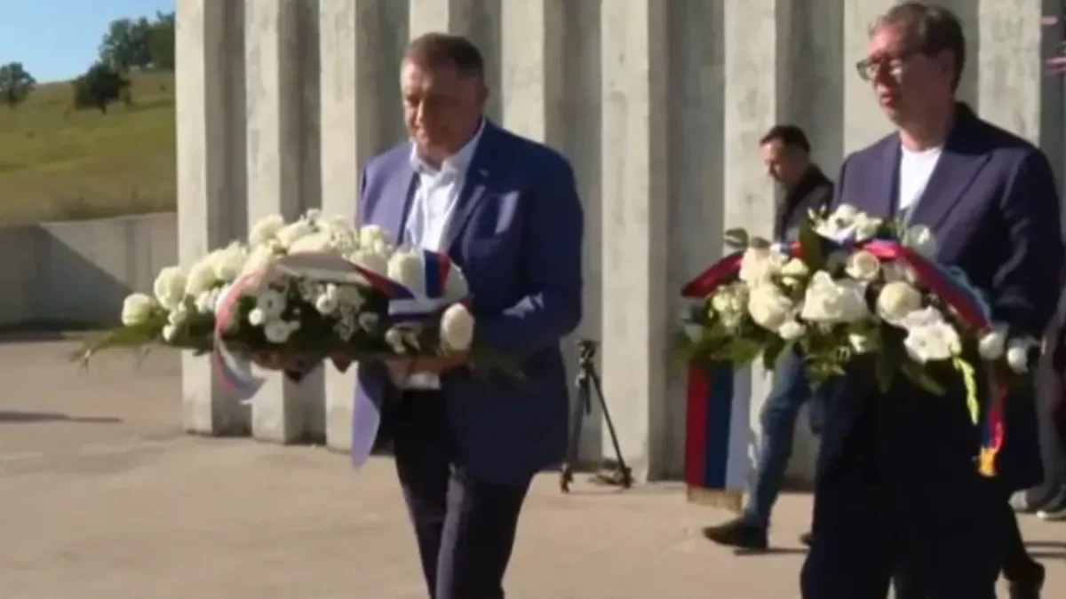 "Obaveza svih nas je da se sećamo tog zločina" Vučić na mestu stradanja srpskih izbeglica u bombardovanju 1995. na Petrovačkoj cesti