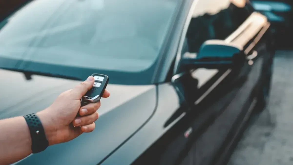 Olakšava vožnju po vrućini: Dugo držanje dugmeta na ključu automobila otkriva skrivenu funkciju za koju mnogi vozači ne znaju