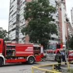 Ostavio upaljenu cigaretu, pa zapalio stan! Vatrogasci spasili troje iz buktinje