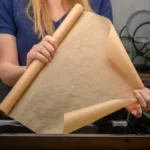 Pek papir vam stalno beži iz kalupa? Uradite ovo pre nego što sipate testo