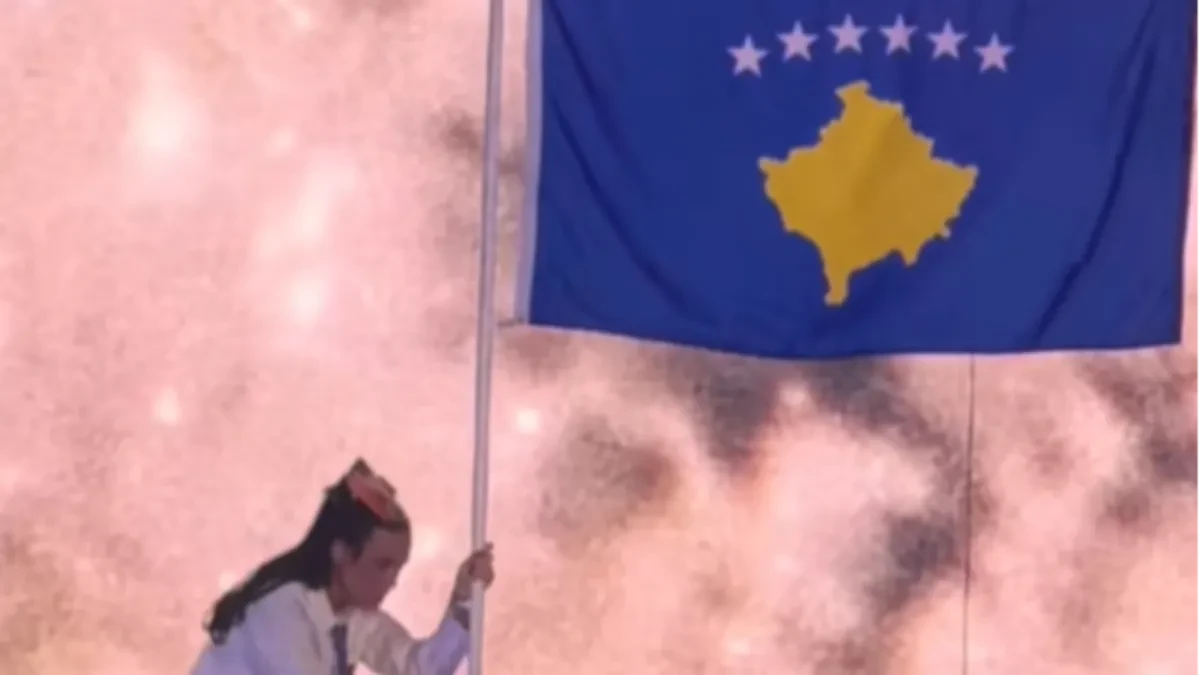 Pevačica besramno podigla zastavu tzv. Kosova u Prištini! Narod besan: