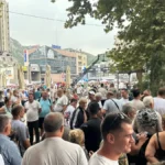 Policija traga za napadačima sa skupa SNS u Užicu: Kamenom pogodio kamermana RTS-a, stolicom i flašom napadali policajce