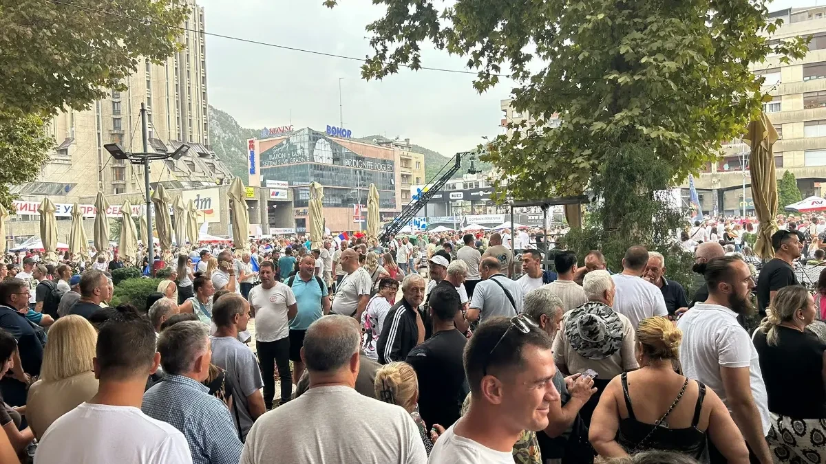 Policija traga za napadačima sa skupa SNS u Užicu: Kamenom pogodio kamermana RTS-a, stolicom i flašom napadali policajce