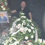Pomen Andriji Bajiću: Muk na Novom groblju, pevačeve ćerke i Mala Cana oči u oči