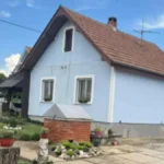 Porodica na ovom imanju može i da živi i da zarađuje: Kuća blizu Kosmaja, 21 ar i razrađen posao za 83.000 evra