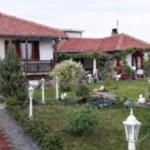 Prodaje kuću za 70.000 evra, a prihvata i automobil ili kamion: Na placu od 10 ari dobija se čak 170 kvadrata objekata