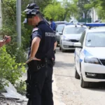 Rođaci se brutalno potukli nasred ulice! Objavljen uznemirujući snimak iz Novog Pazara (VIDEO)