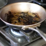 Skinite zagorele naslage sa tiganja i to bez žice: Izgledaće kao da ste ga tek kupili - evo načina