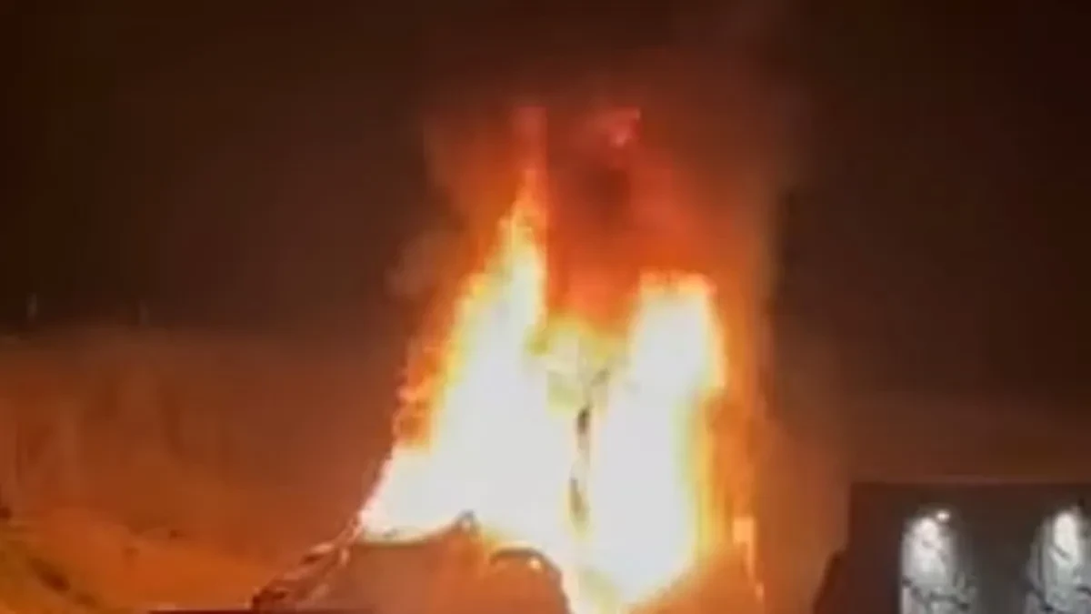 Skupoceni gliser zapaljen u Novom Pazaru: Mladić skočio u vodu (VIDEO)