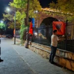 Sramna provokacija! Na ogradi srpskih crkava u Lipljanu postavljene zastave OVK i Albanije
