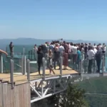Stakleni vidikovac je već hit leta - ljudi hrle na Kablar da uživaju u pogledu
