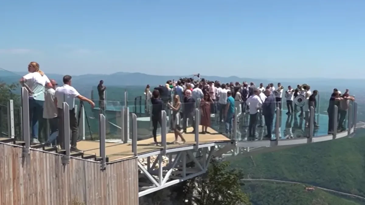 Stakleni vidikovac je već hit leta - ljudi hrle na Kablar da uživaju u pogledu