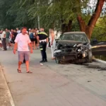 Stravična nesreća u Kraljevu: Automobil izleteo sa kolovoza i udario u majku sa decom (FOTO/VIDEO)