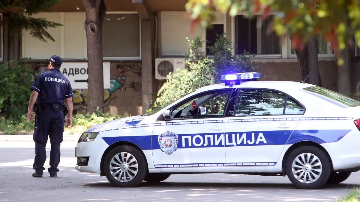 Taksista vozilom udario muškarca pa mu šipkom izlupao auto! Detalji divljanja u Beogradu posle sukoba u saobraćaju