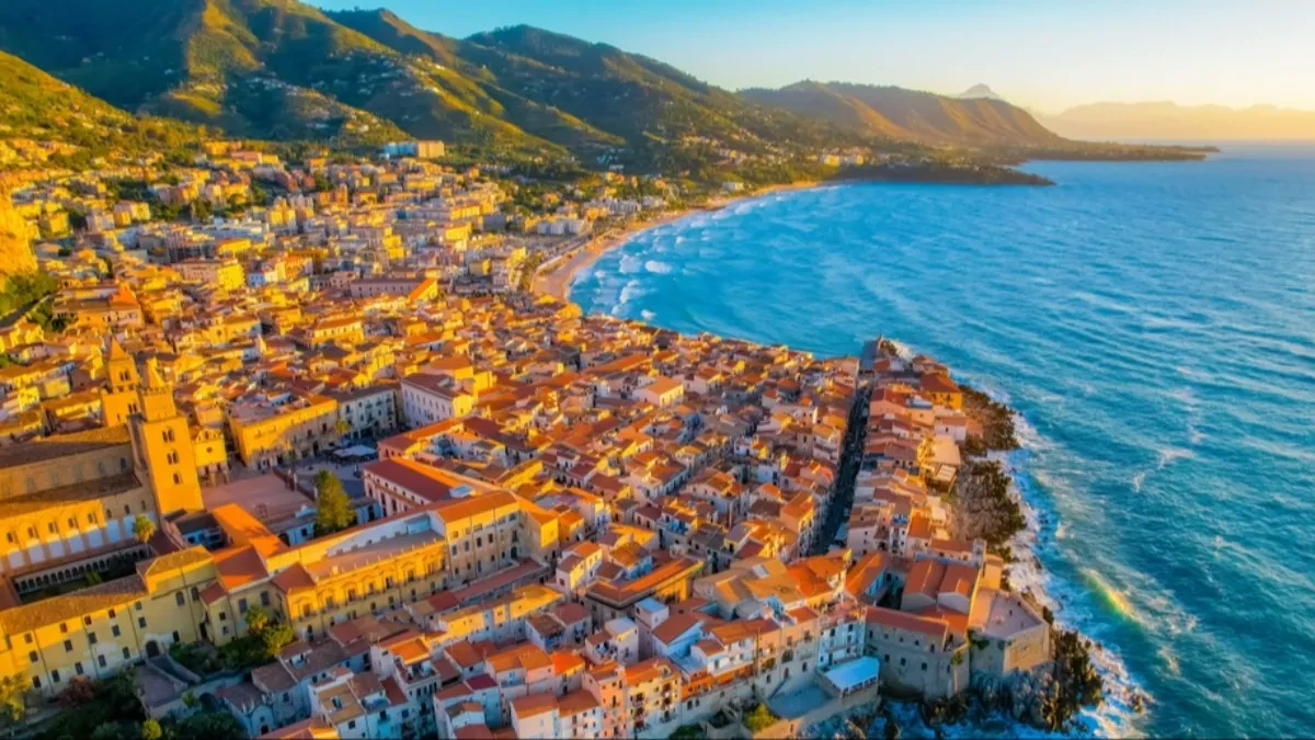 Talasi izbacili vreće pune novca na plažu - kupači u neverici gledali kako more donosi skoro 700.000 evra