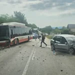 Težak saobraćajna nesreća na putu Čačak-Kraljevo: Autobus i auto smrskani, put blokiran!