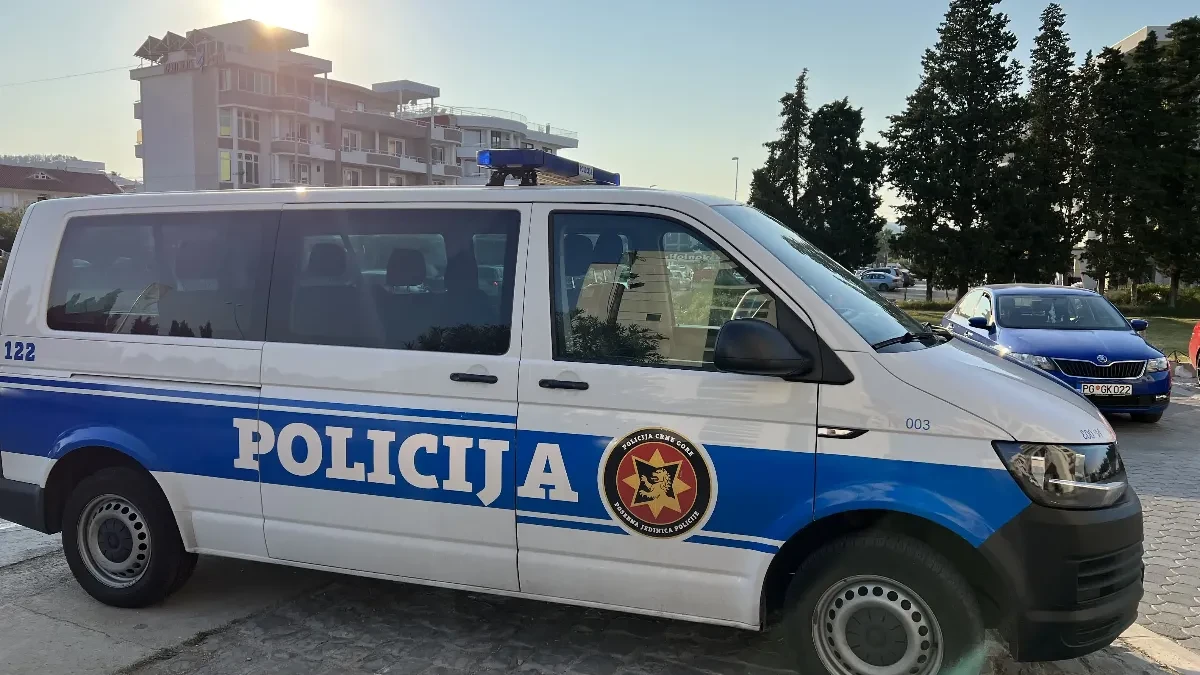 Uznemiravao maloletnu radnicu, devojčica bežala glavom bez obzira: Građani mu kamenovali lokal