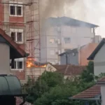 Veliki požar u centru Čačka: Gori krovna konstrukcija na kući (FOTO+VIDEO)