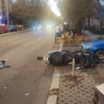 Vozilo udarilo motociklistu u centru Zemuna: Delovi motora rasuti po putu