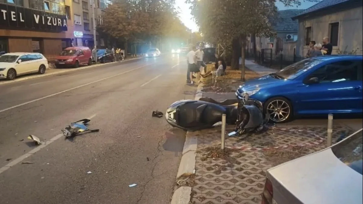 Vozilo udarilo motociklistu u centru Zemuna: Delovi motora rasuti po putu