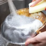 Zagoreli tiganj izgleda kao da mu nema spasa? Uzmite krompir i sodu, rezultat će vas iznenaditi